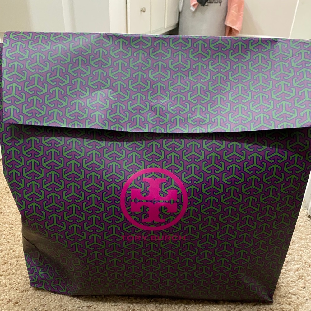 Brand new Tory Burch purse. Never been used